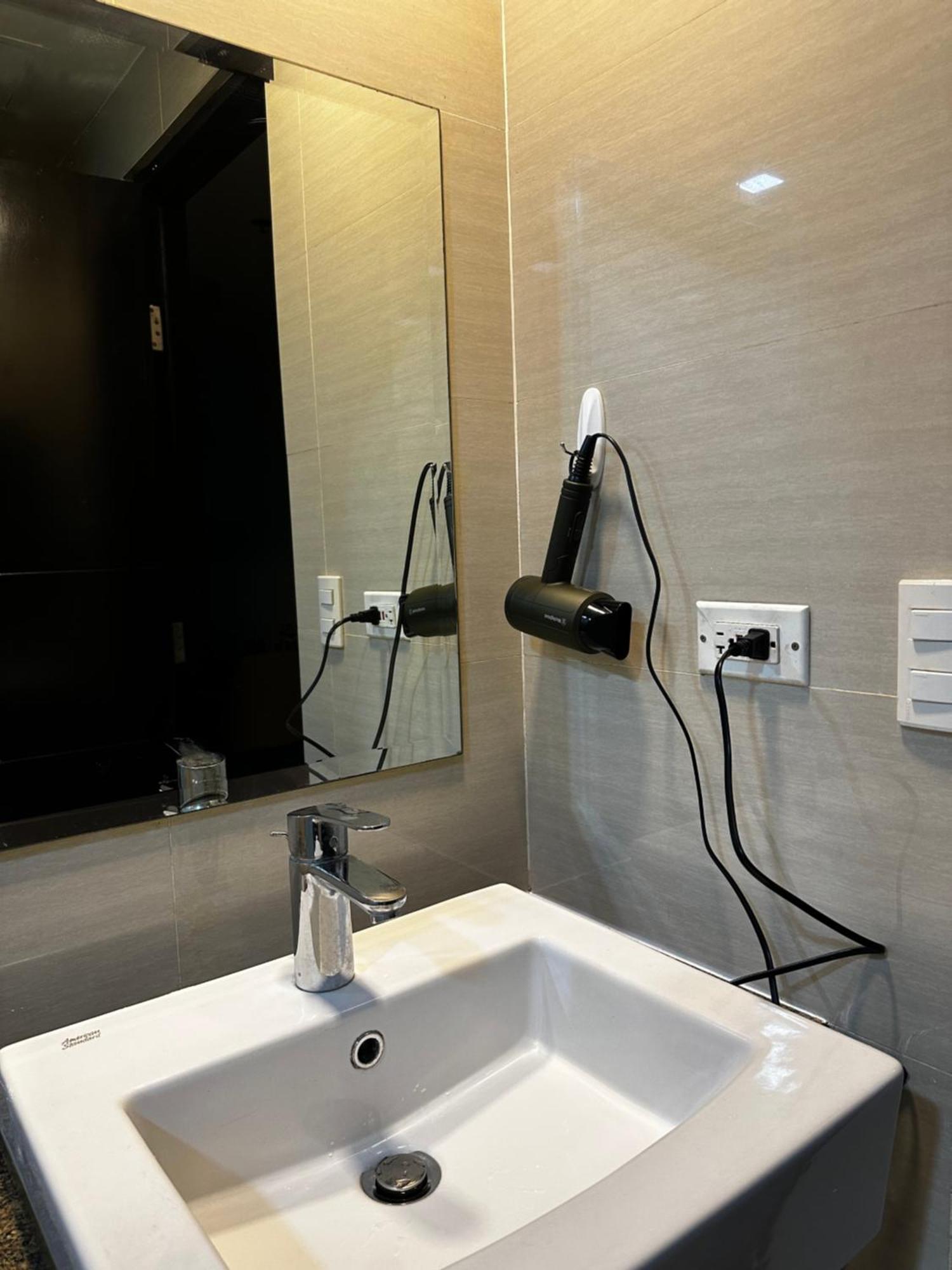 81 Newport Blvd Cluster 4 Unit B 3Rd Flr By Rechelle Nunag Pasay Eksteriør bilde